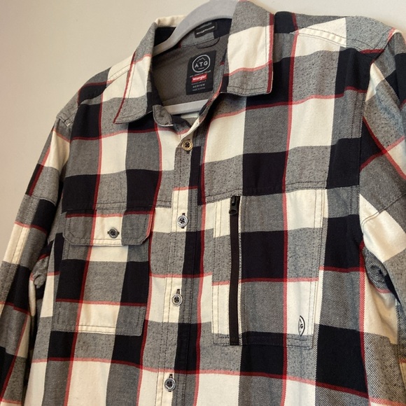 đź’śWrangler Men's Regular Fit ATG Gingham Plaid Button-Down Shirt Sz medium - Picture 2 of 7